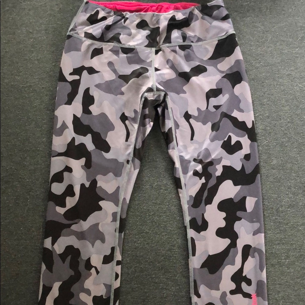 Reebok camo print capri leggings Sz S